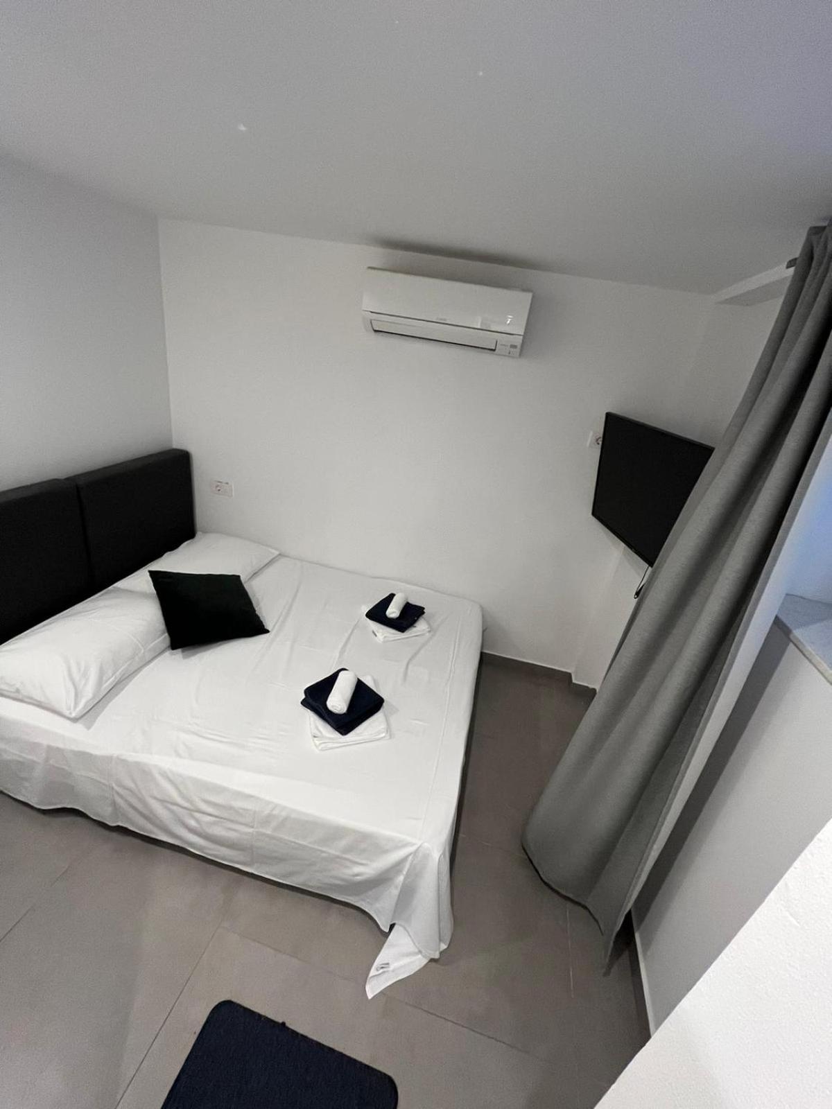 X Boutique Marinac Studio Apartments & Rooms شيبينيك المظهر الخارجي الصورة